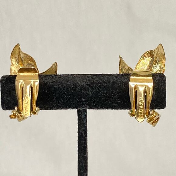 Marvela Earrings Gold Tone Leaf Design Clip Ons - Picture 3 of 6